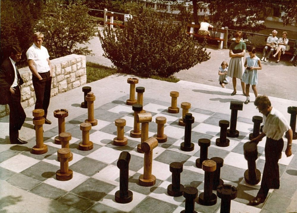 Játszótér a Kelenhegyi útnál, 1972-ben, a háttérben a fák takarásában a Gellért Szálló éttermének terasza és a fürdő bejárata látszik.