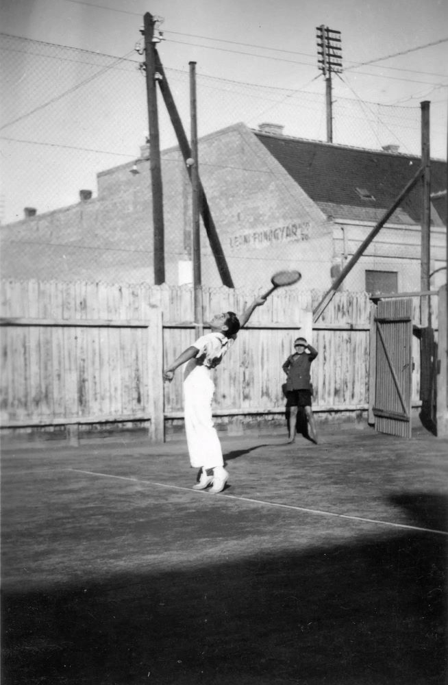 Teniszpálya a Fáy utca és Jász utca sarkán, 1932-ben. Szemben a Fáy utca 76., a Leoni Fonógyár.