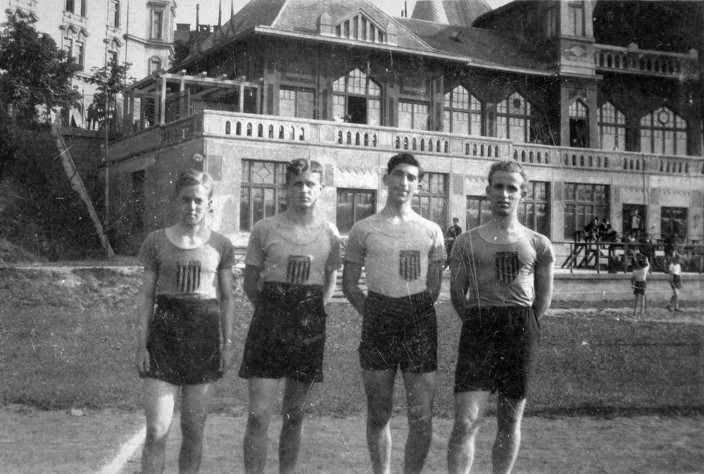 A Széll Kálmán tér, a Budapesti Budai Torna Egylet (BBTE) sportolói és klubháza 1925-ben. A háttérben látszó sarokház a Vérmező út és a Várfok utca sarkán áll.
