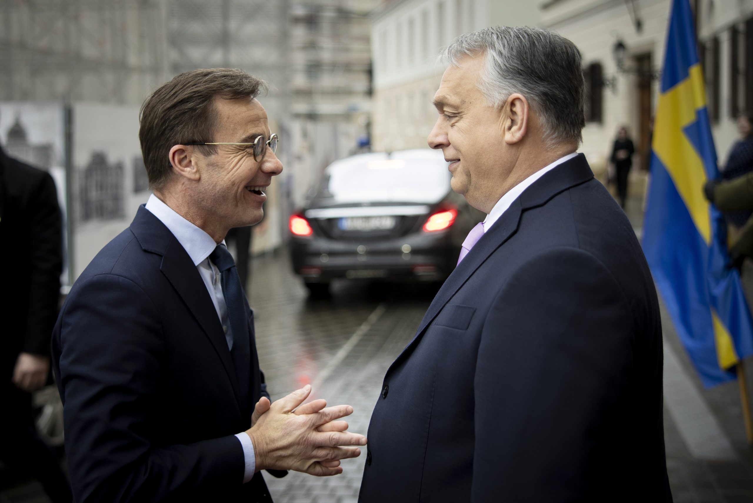 A Miniszterelnöki Sajtóiroda által közreadott képen Orbán Viktor miniszterelnök (j) fogadja Ulf Kristersson svéd miniszterelnököt a Karmelita kolostornál 2024. február 23-án.