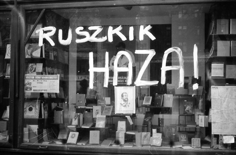 Erzsébet (Lenin) körút, a Royal Szállóval (ma Corinthia Hotel) szemben az 1956-os forradalom idején.