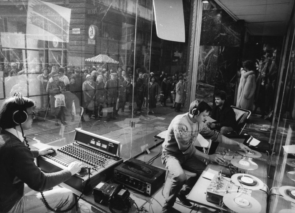 A Magyar Rádió Napközben című műsora a Modellház kirakatából jelentkezik a Ferenciek terén (Felszabadulás tér) 1987-ben.