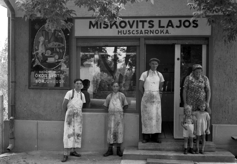 Balatonmáriafürdő, gróf Széchényi Imre tér (Ady Endre utca) 1., az ajtóban Miskovits Lajos, az üzlet tulajdonosa.