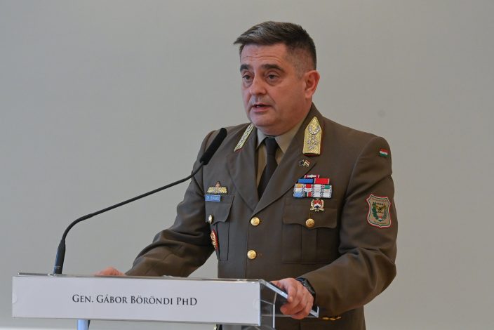 Böröndi Gábor vezérezredes, a Honvéd Vezérkar fõnöke a Robert Brieger vezérezredessel, az Európai Unió Katonai Bizottságának elnökével tartott egyeztetés utáni közös sajtótájékoztatón a Honvédelmi Minisztériumban 2024. április 11-én.