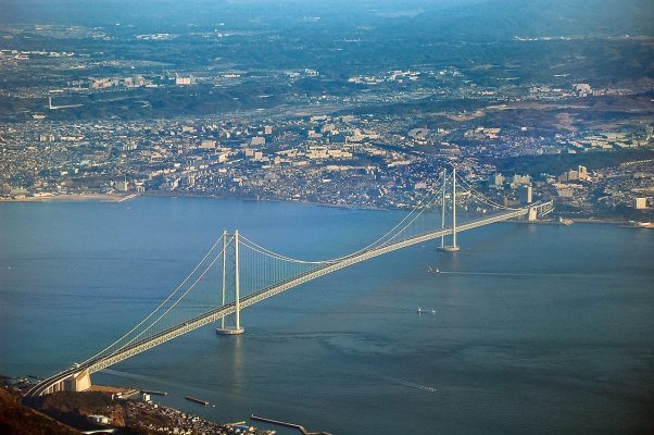 A Japánban álló Akashi híd egy méterrel lett hosszabb az 1995-ös kobe-i földrengés miatt
