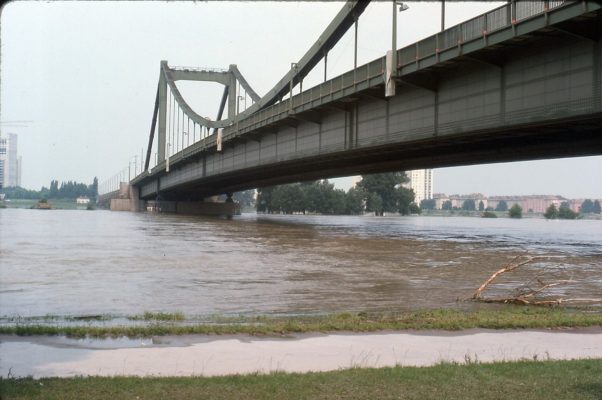 A bécsi Reichsbrücke, ami 1976-ban szakadt le