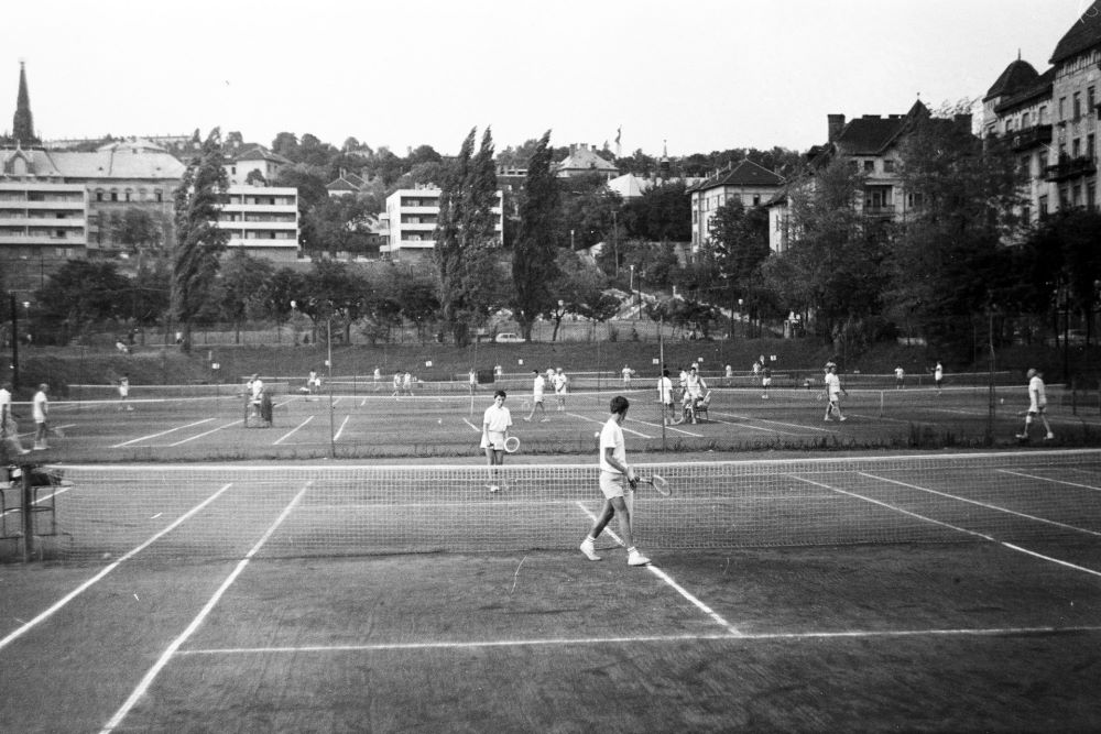 Teniszpályák a Feneketlen-tónál 1970 környékén.
