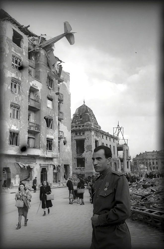 Az Attila út 35. számú épületbe csapódott vitorlázó repülőgép 1945-ben.