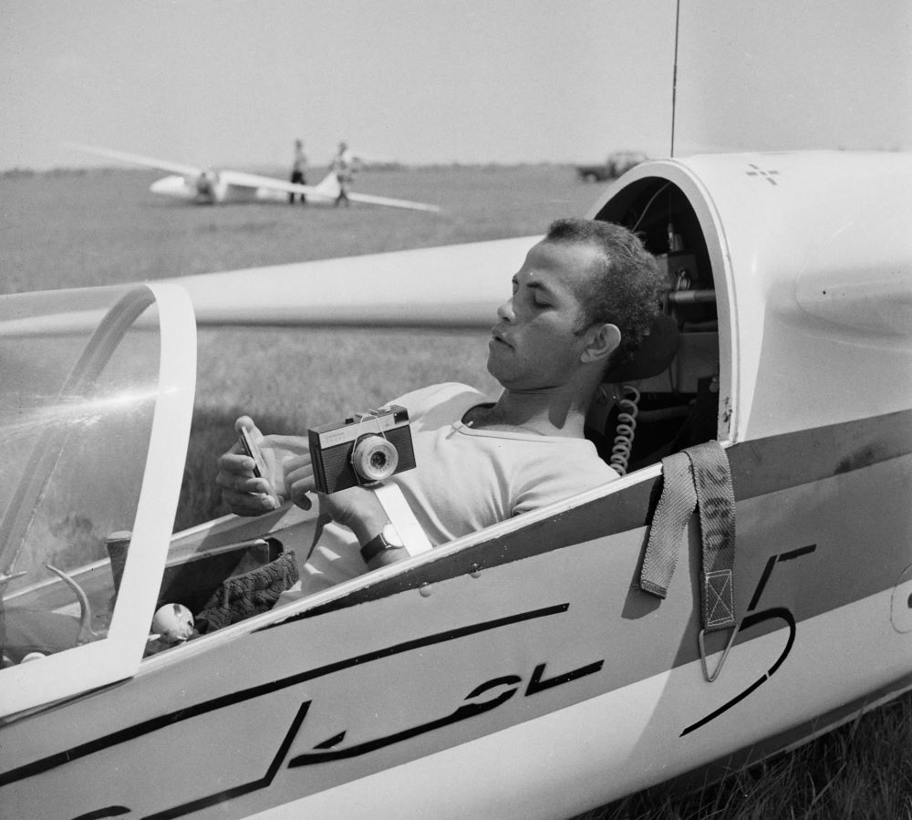 Amikor egy rögzített kamera látszik a kabinban, akkor tudhatjuk, hogy a fotó repülős versenyen készült. A versenyzőnek hitelesítő képeket kellett készítenie, hogy bizonyíthassa, valóban a kijelölt útvonalon haladt végig.