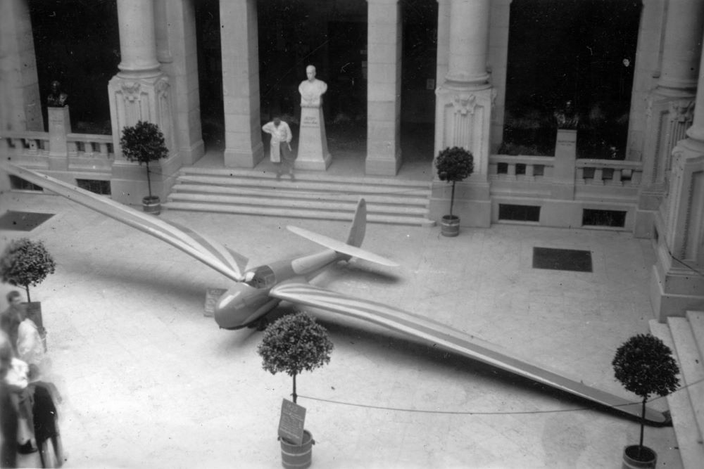 A Jancsó Endre és Szokolay András által tervezett M-22 műrepülhető vitorlázó repülőgép, a „Turul” a Budapesti Műszaki Egyetem, K (központi) épületének aulájában 1937-ben.