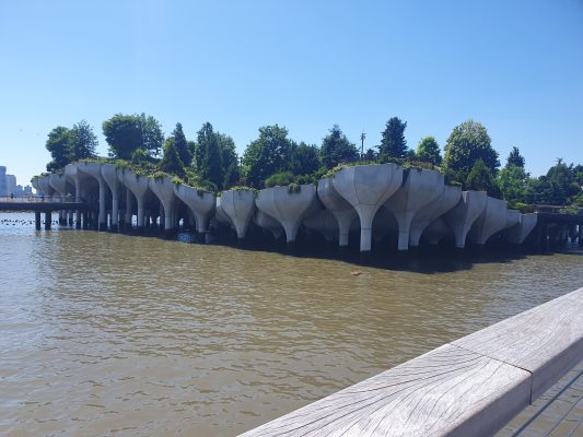 A "hullámzó" park az egyik gyaloghídról
