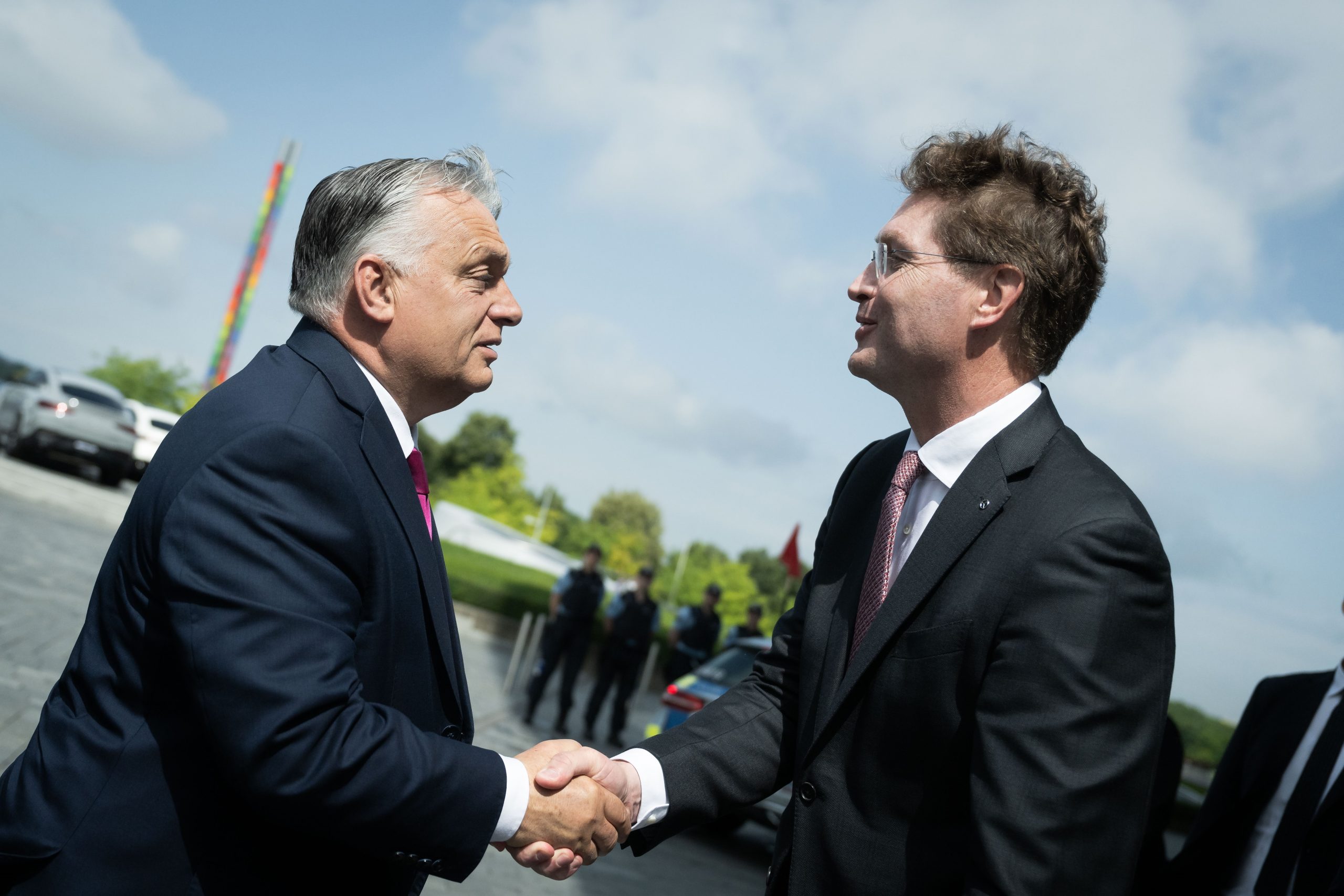 A Miniszterelnöki Sajtóiroda által közreadott képen Orbán Viktor miniszterelnök (b) találkozója Ola Källenius vezérigazgatóval, a cég igazgatótanácsának elnökével a Mercedes-Benz Group AG stuttgarti székhelyén 2024. június 19-én.
