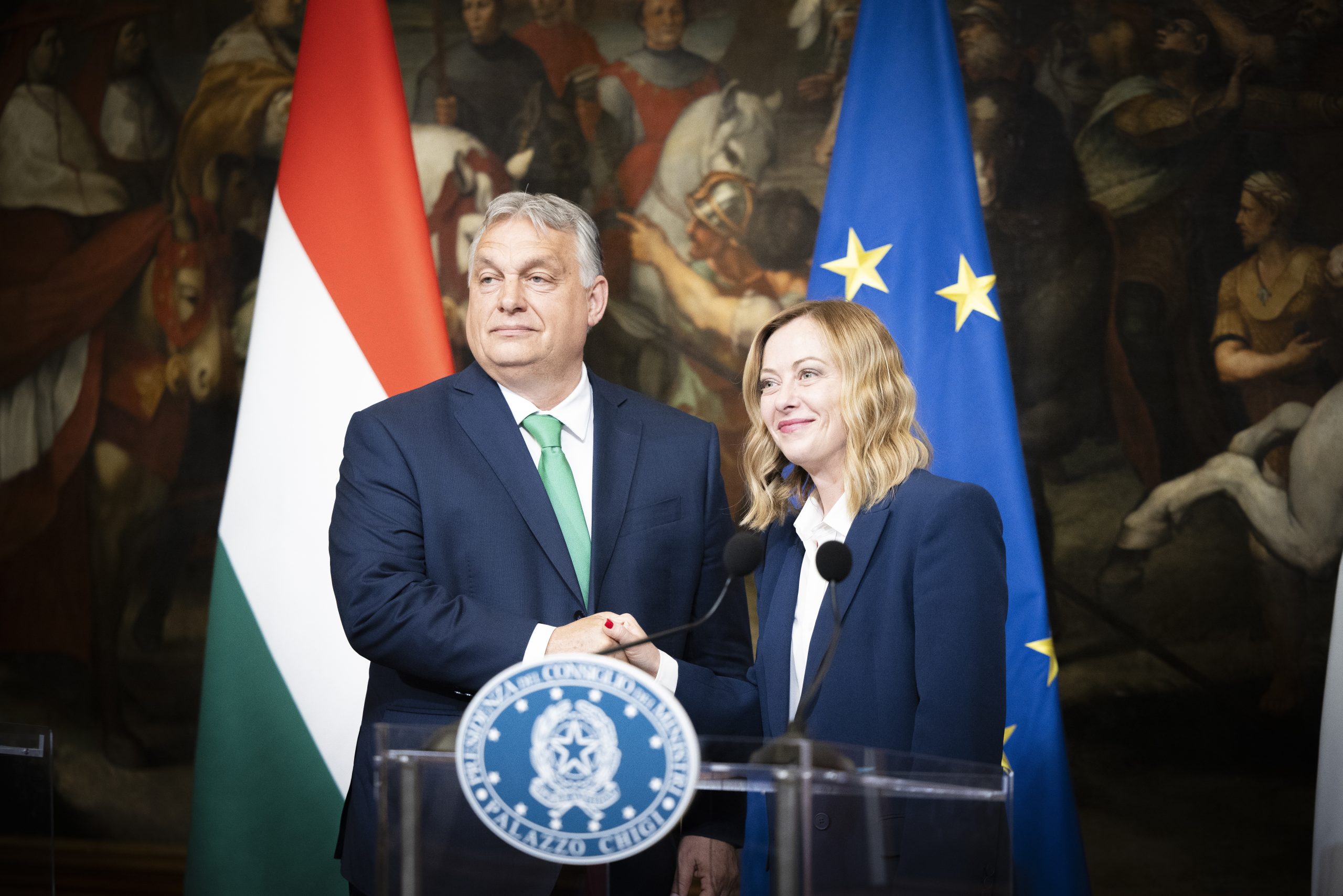 A Miniszterelnöki Sajtóiroda által közreadott képen Orbán Viktor miniszterelnök és Giorgia Meloni olasz kormányfõ a tárgyalásukat követõen tartott sajtótájékoztatón az olasz miniszterelnöki hivatalban, a római Chigi palotában 2024. június 24-én.