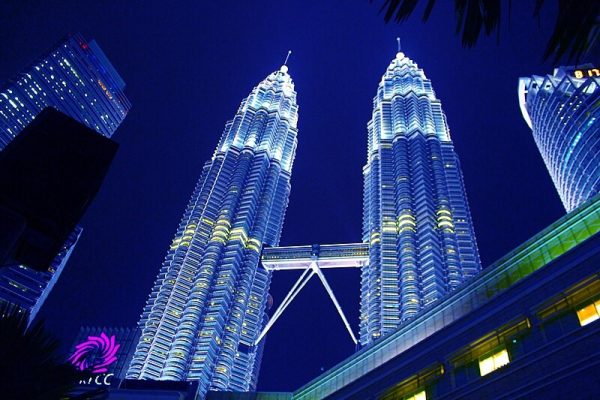 A Petronas Towers                           