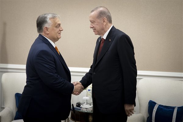 A Miniszterelnöki Sajtóiroda által közreadott képen Orbán Viktor miniszterelnök (b) és Recep Tayyip Erdogan török államfő kezet fog Washingtonban 2024. július 9-én.