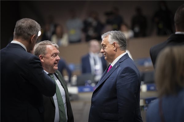 A Miniszterelnöki Sajtóiroda által közreadott képen Orbán Viktor miniszterelnök (j) és Lars Lokke Rasmussen dán külügyminiszter a NATO washingtoni csúcstalálkozóján 2024. július 11-én.