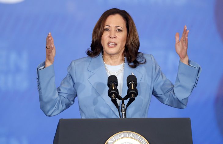 Kamala Harris amerikai alelnök beszédet mond egy választási kampányrendezvényen Las Vegasban 2024. július 9-én.