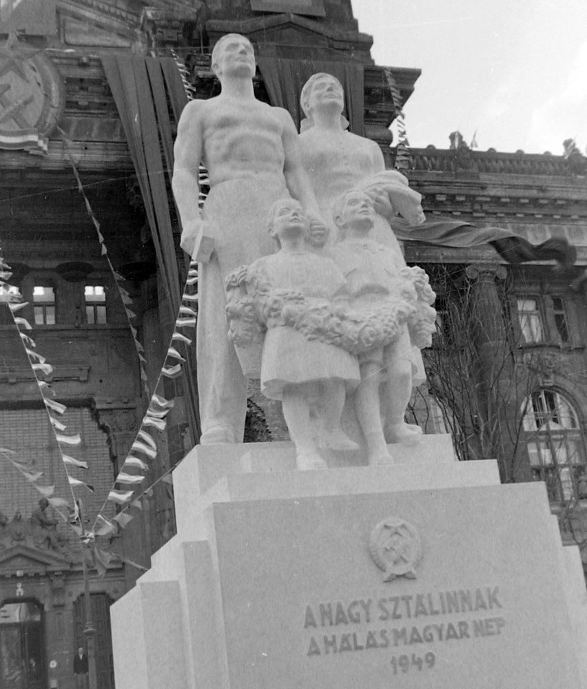A Hála című szobor eredetijét 1949-ben küldték ki Sztálinnak 70. születésnapjára, ezt a gipszmásolatot pedig 1950-ben állították fel a Szabadság téren.