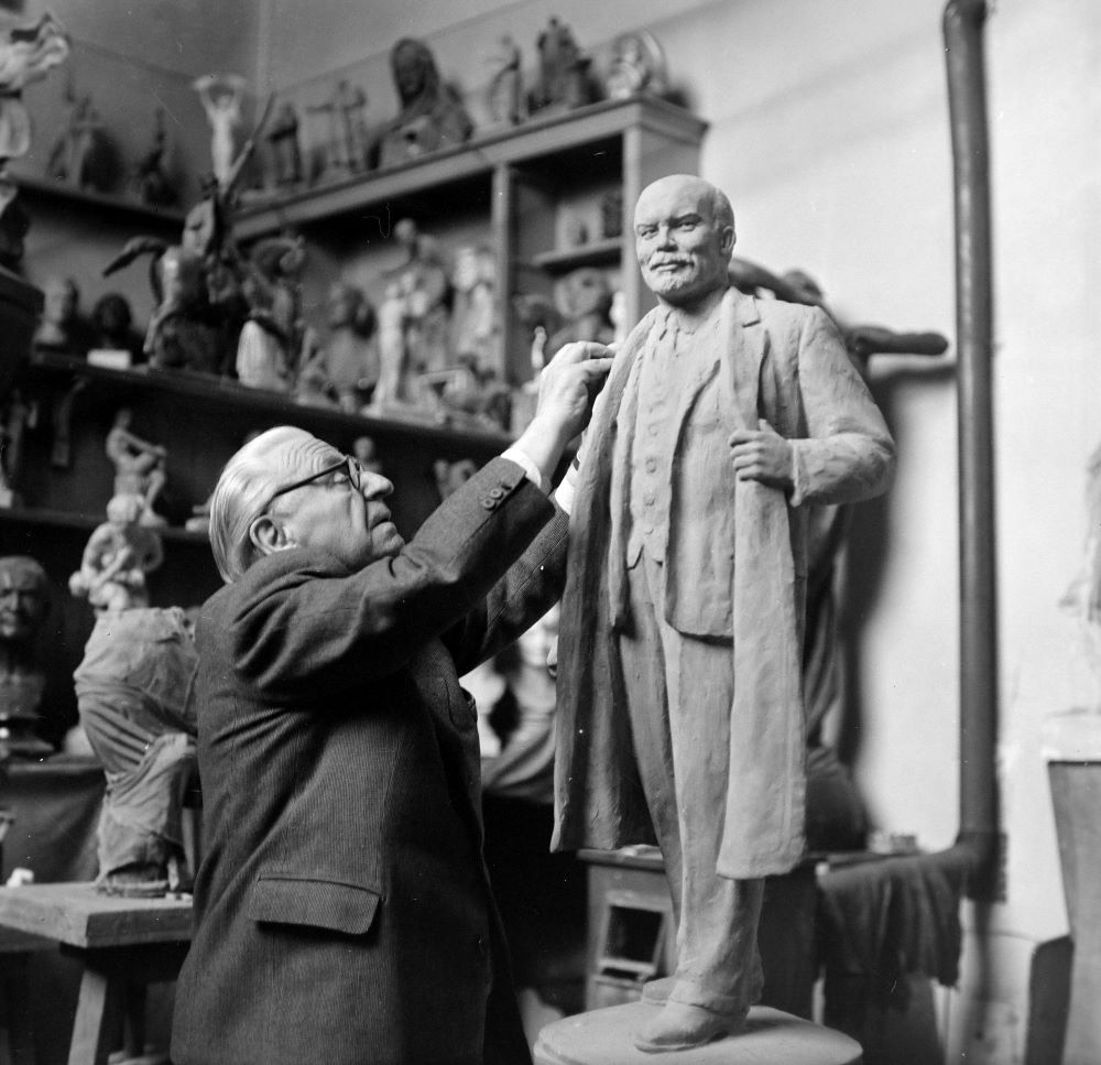 Kisfaludi Strobl Zsigmond műtermében egy Lenin szoborral