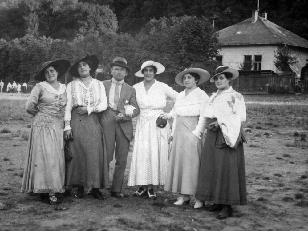 Kisfaludi Strobl Zsigmond hölgykoszorúban Hidegkúton 1916-ban.