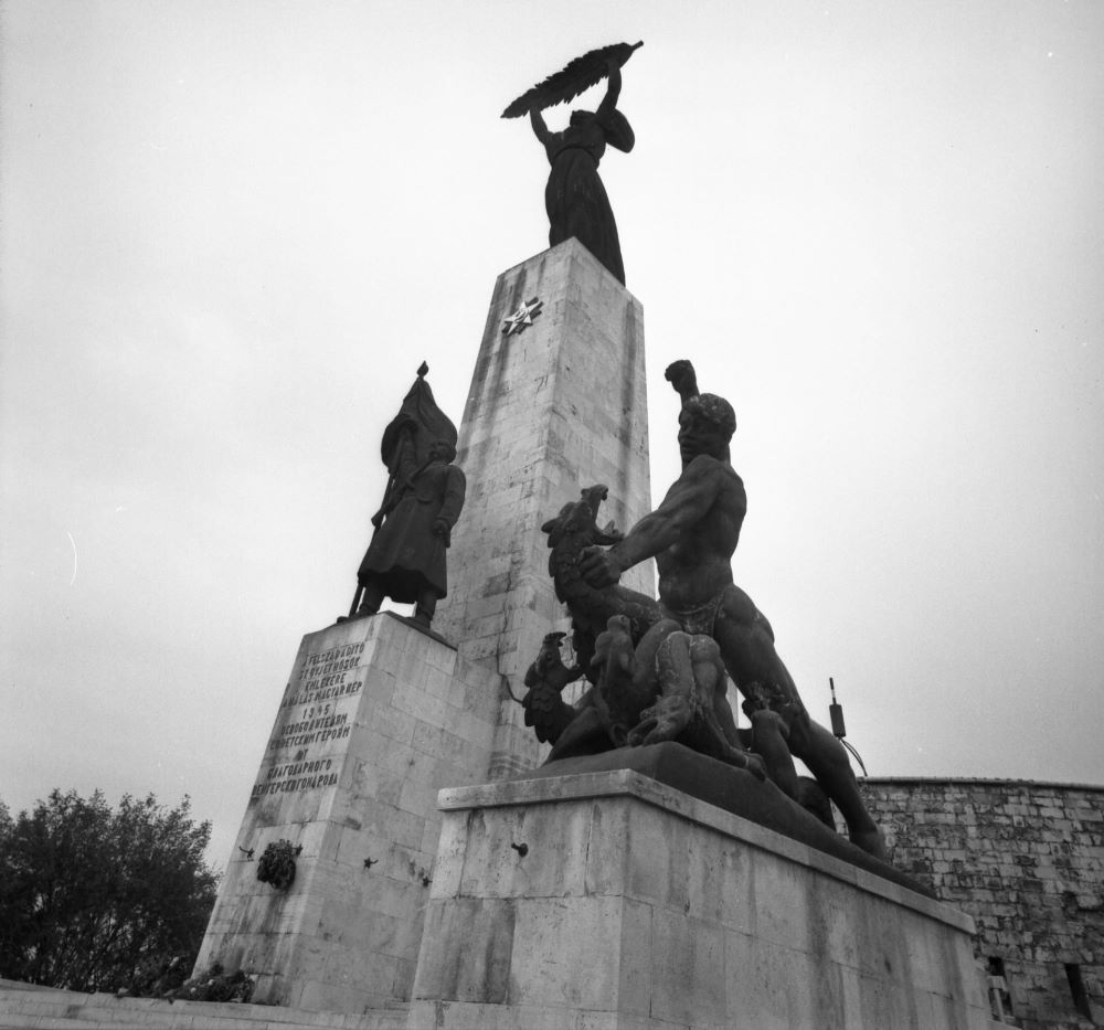 A Gellért-hegyen álló, 1947.ben felavatott Felszabadulási emlékmű, avagy polgári nevén a Szabadság-szobor 1977-ben.