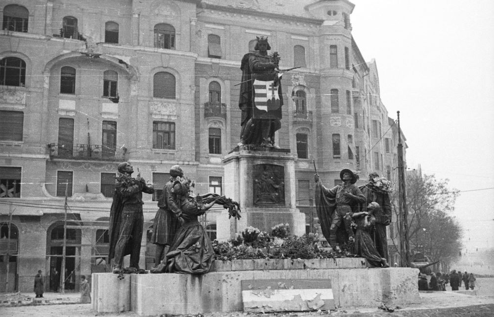 Mindeközben a szintén Kisfaludi által jegyzett, 1930-ban felállított Szent Imre szobor feldísztíve áll a Móricz Zsigmond körtéren 1956-ban.