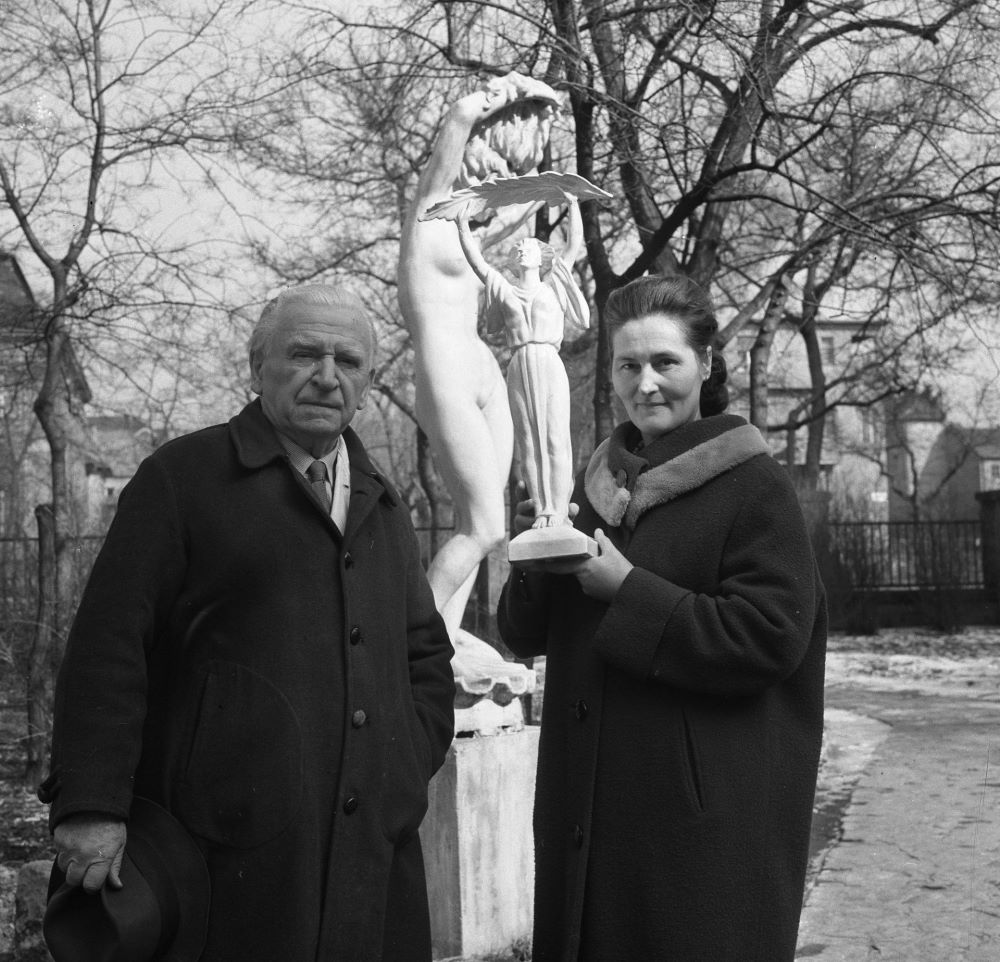 Kisfaludi Strobl Zsigmond szobrászművész műteremvillája kertjében Turánszky Tihamérné Gaál Erzsébettel, a Felszabadulási emlékmű modelljével 1965-ben. Mögöttük a művész Vénusz születése című szobrának egyik változata.