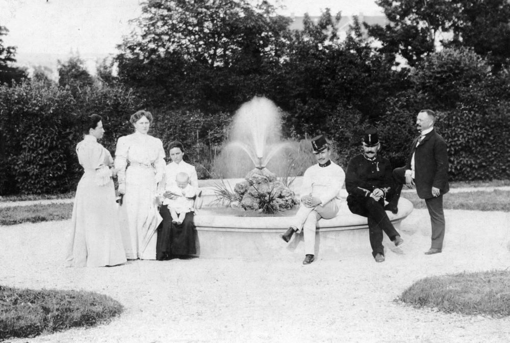 Szökőkútnál, 1920-as évek