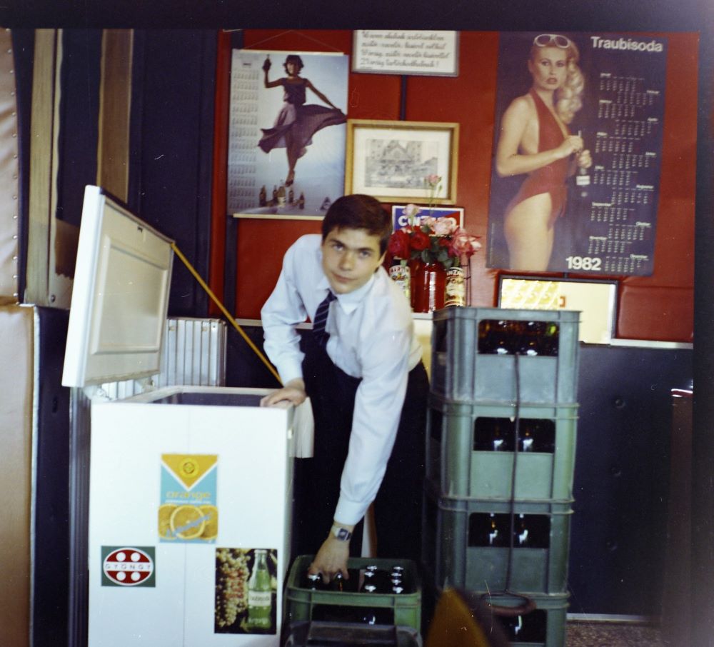 1982. 