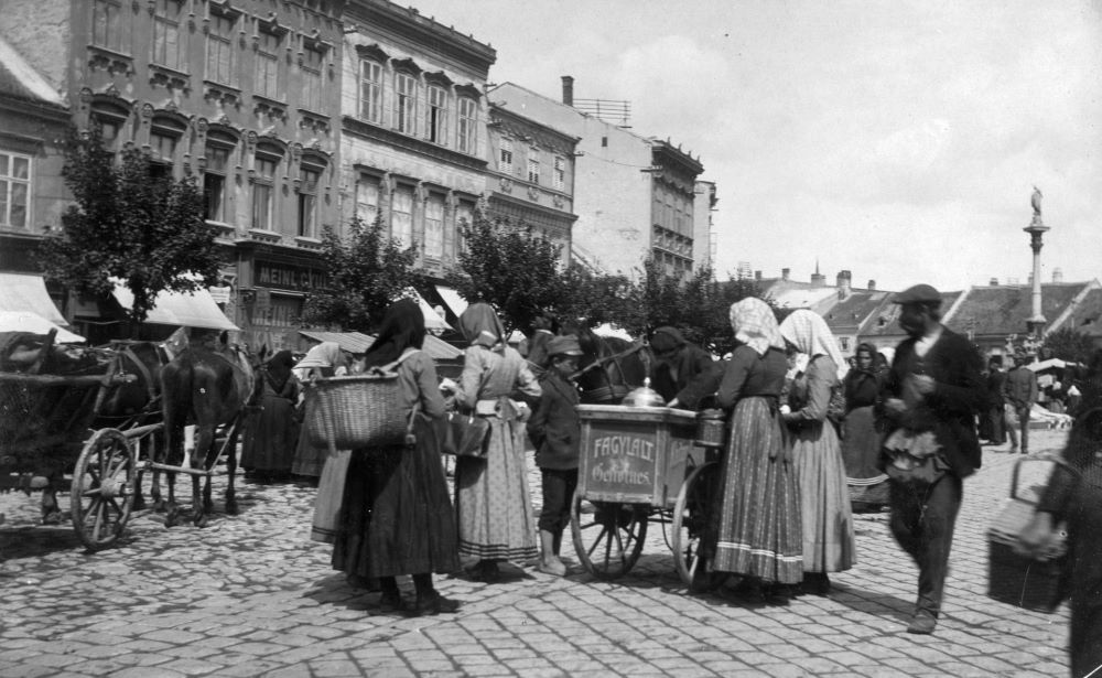 Fagyiárus a soproni piacon 1915-ben.