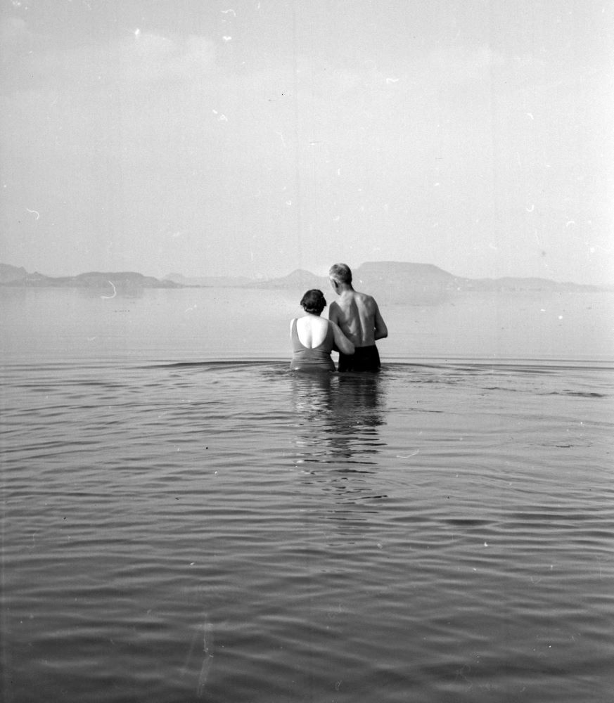 Balatonmáriafürdő, szemben a Tapolcai-medence vulkáni eredetű hegyei, 1942.