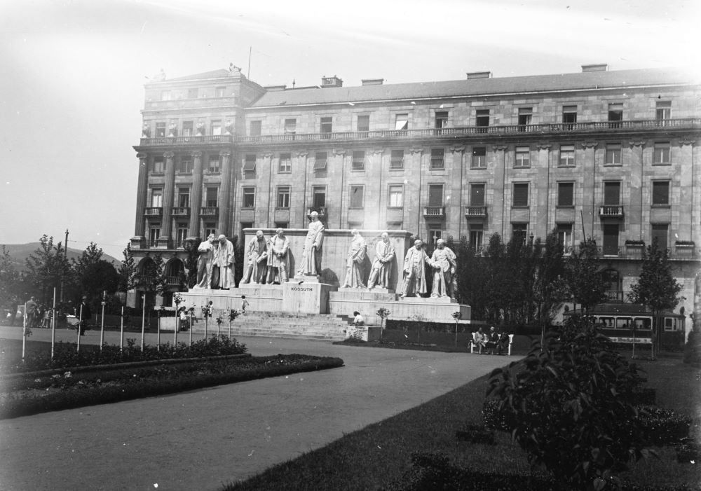 A Kossuth-emlékmű (Horvay János, 1927.) a budapesti Kossuth Lajos téren 1930-ban.