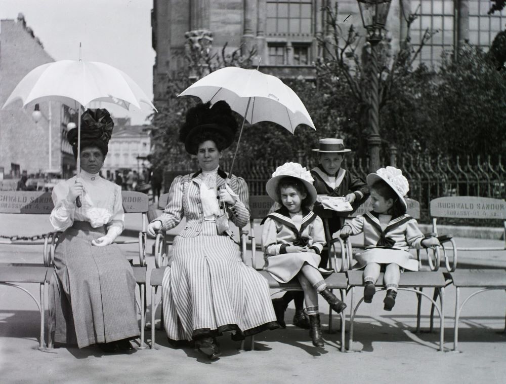 A fővárosi Vigadó tér a bérelhető Buchwald székekkel 1909-ben, háttérben a Vigadó épülete.