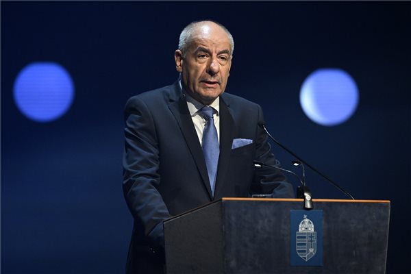 Sulyok Tamás köztársasági elnök beszédet mond a párizsi ötkarikás játékokon szereplő magyar csapat eskütételén a Művészetek Palotájában 2024. július 8-án.