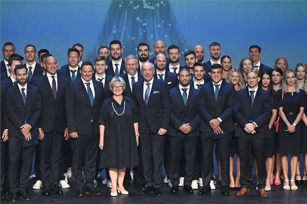 A párizsi ötkarikás játékokon szereplő magyar csapat csoportképe a Művészetek Palotájában tartott eskütételen 2024. július 8-án. Elöl középen Sulyok Tamás köztársasági elnök