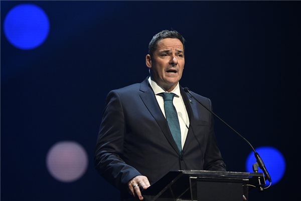 Gyulay Zsolt, a Magyar Olimpiai Bizottság elnöke beszédet mond a párizsi ötkarikás játékokon szereplő magyar csapat eskütételén a Művészetek Palotájában 2024. július 8-án.