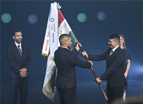 óth Krisztián cselgáncsozó (b2) átveszi a magyar csapat zászlóját Lőrincz Tamás birkózótól (j2) a párizsi ötkarikás játékokon szereplő magyar csapat eskütételén a Művészetek Palotájában 2024. július 8-án.