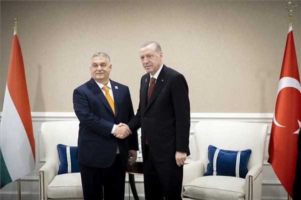 A Miniszterelnöki Sajtóiroda által közreadott képen Orbán Viktor miniszterelnök (b) és Recep Tayyip Erdogan török államfő kezet fog Washingtonban 2024. július 9-én.
