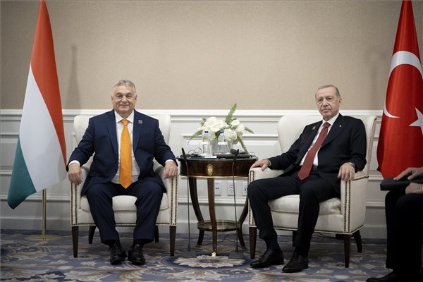 A Miniszterelnöki Sajtóiroda által közreadott képen Orbán Viktor miniszterelnök (b) és Recep Tayyip Erdogan török államfő találkozója Washingtonban 2024. július 9-én.