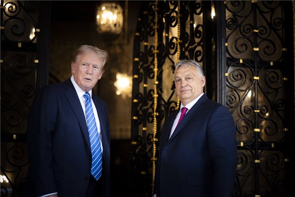 A Miniszterelnöki Sajtóiroda által közreadott képen Orbán Viktor miniszterelnök (b) és Donald Trump találkozója a korábbi amerikai elnök, republikánus elnökjelölt floridai rezidenciáján, Mar-a-Lagóban 2024. július 11-én.