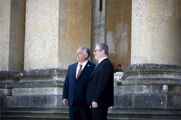 A Miniszterelnöki Sajtóiroda által közreadott képen az Európai Politikai Közösség (EPC) negyedik csúcstalálkozójára érkező Orbán Viktor miniszterelnököt (b) fogadja Keir Starmer brit miniszterelnök az angliai Oxford közelében lévő Blenheim-kastélynál 2024. július 18-án.