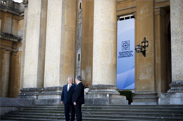 A Miniszterelnöki Sajtóiroda által közreadott képen az Európai Politikai Közösség (EPC) negyedik csúcstalálkozójára érkező Orbán Viktor miniszterelnököt (b) fogadja Keir Starmer brit miniszterelnök az angliai Oxford közelében lévő Blenheim-kastélynál 2024. július 18-án.