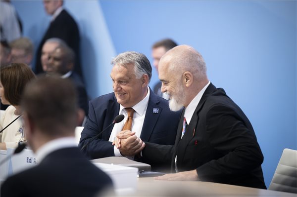 A Miniszterelnöki Sajtóiroda által közreadott képen Orbán Viktor miniszterelnök (b) és Edi Rama albán kormányfő az Európai Politikai Közösség (EPC) negyedik csúcstalálkozóján az angliai Oxford közelében lévő Blenheim-kastélyban 2024. július 18-án.