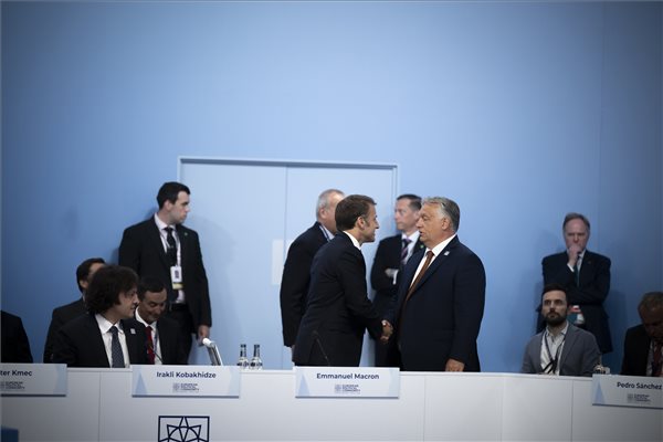 A Miniszterelnöki Sajtóiroda által közreadott képen Orbán Viktor miniszterelnök (elöl, j) kezet fog Emmanuel Macron francia államfővel az Európai Politikai Közösség (EPC) negyedik csúcstalálkozóján az angliai Oxford közelében lévő Blenheim-kastélyban 2024. július 18-án.