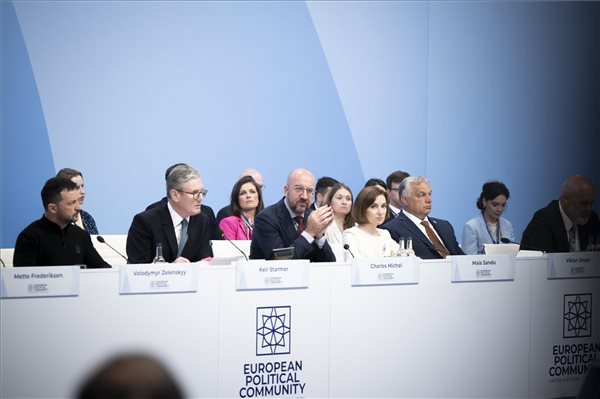 A Miniszterelnöki Sajtóiroda által közreadott képen Keir Starmer brit miniszterelnök (b2) beszél, mellette Orbán Viktor miniszterelnök (b5), Maia Sandu moldovai államfő (b4), Charles Michel, az Európai Tanács elnöke (b3) és Volodimir Zelenszkij ukrán elnök (b) az Európai Politikai Közösség (EPC) negyedik csúcstalálkozóján az angliai Oxford közelében lévő Blenheim-kastélyban 2024. július 18-án.