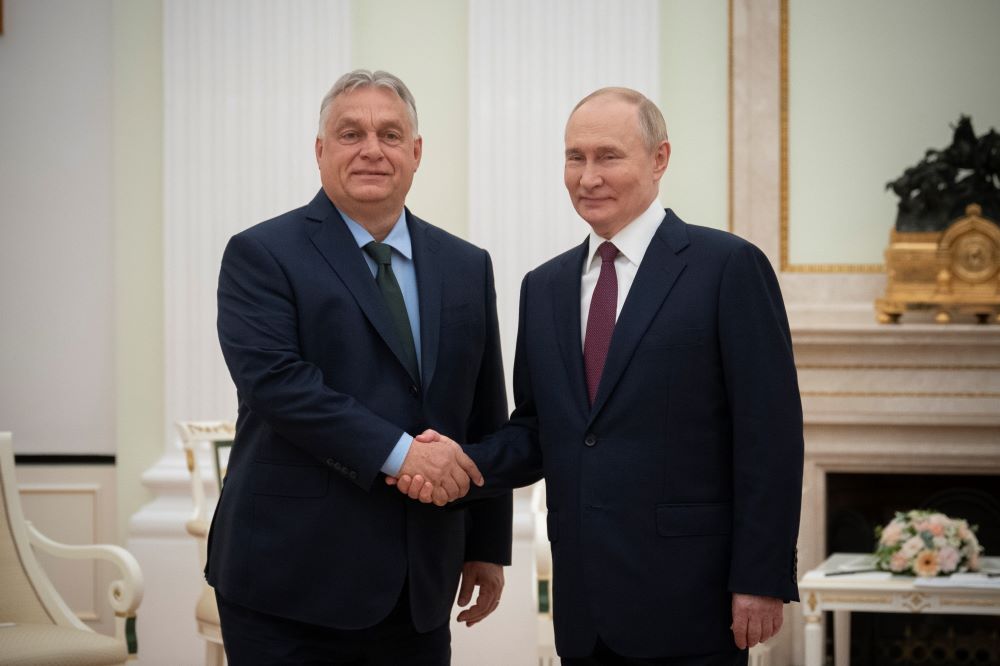 Orbán Viktor miniszterelnök (b) és Vlagyimir Putyin orosz elnök kezet fog tárgyalásuk előtt Moszkvában 2024. július 5-én.
