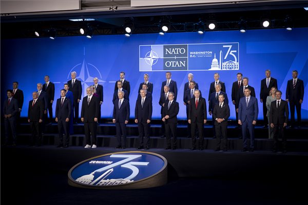 A Miniszterelnöki Sajtóiroda által közreadott képen Orbán Viktor miniszterelnök (középső sor j3) a NATO washingtoni csúcstalálkozója résztvevőinek csoportképén 2024. július 10-én. Elöl középen Joe Biden amerikai elnök (b5), mellette jobbról Jens Stoltenberg NATO-főtitkár (b6).