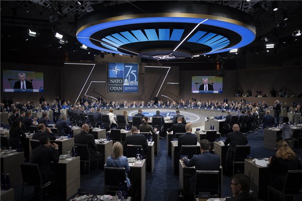 A Miniszterelnöki Sajtóiroda által közreadott képen Orbán Viktor miniszterelnök (elöl j2) részt vesz a NATO washingtoni csúcstalálkozóján 2024. július 11-én.