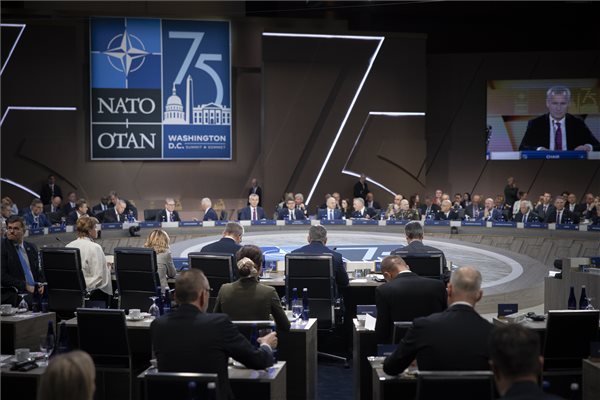 A Miniszterelnöki Sajtóiroda által közreadott képen Orbán Viktor miniszterelnök (elöl j2) részt vesz a NATO washingtoni csúcstalálkozóján 2024. július 11-én.