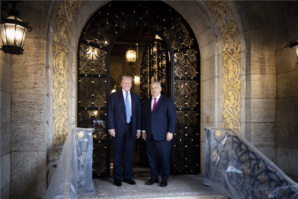 A Miniszterelnöki Sajtóiroda által közreadott képen Orbán Viktor miniszterelnök (b) és Donald Trump találkozója a korábbi amerikai elnök, republikánus elnökjelölt floridai rezidenciáján, Mar-a-Lagóban 2024. július 11-én.